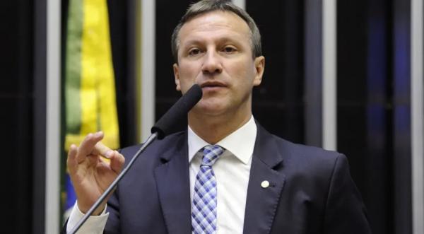 Câmara aprova bloqueio de celulares em presídios