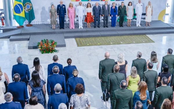 Generais acusados de ser “bichinhos de estimação”, por ex-ministro