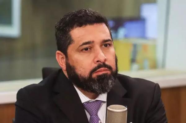 Presidente dos Correios suspeito de beneficiar banca de advocacia da mulher