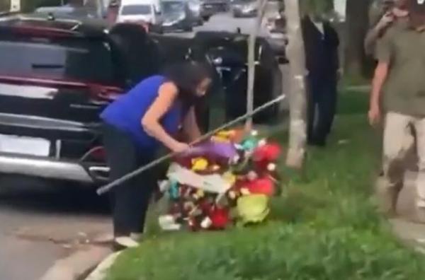 Mulher leva coroa de flores à casa de Lula, ofende policial e é presa