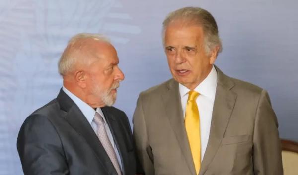 Múcio sinaliza a Lula intenção de deixar o Ministério da Defesa