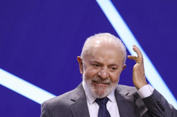 Lula vai aumentar salário mínimo em R$ 106
