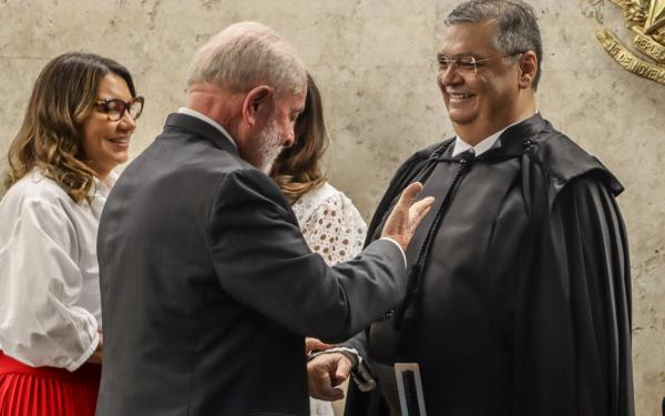 Governo Lula, escorado em Flávio Dino