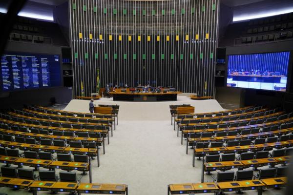 Deputados acumulam 840 faltas em Plenário