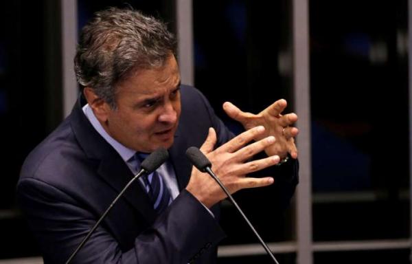 Ao voltar ao Senado, Aécio admite 