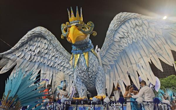 Janja mostra águia da Portela e irrita membros