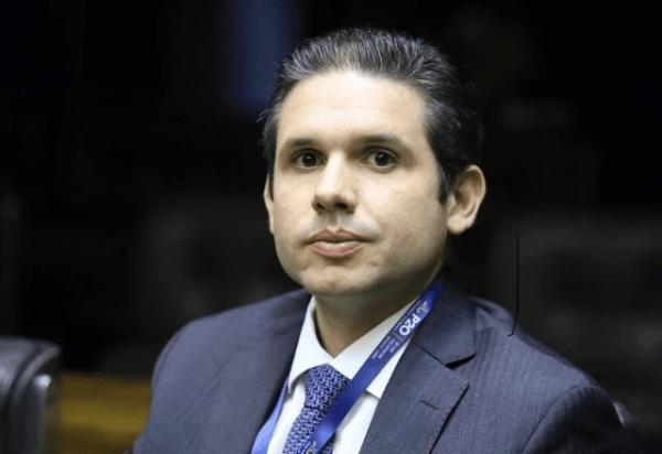 Hugo Motta assinou PEC que amplia imunidade parlamentar