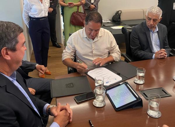 Gerson Claro participa de assinatura de acordos de proteção às mulheres em MS
