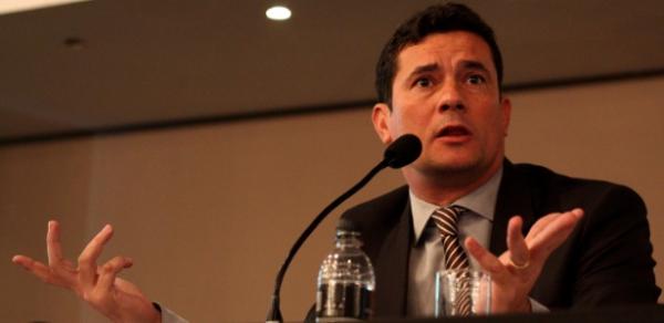 Moro proíbe Lula de exercer cargos ou funções públicas