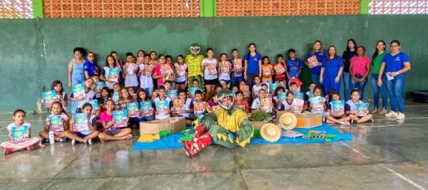 Prefeitura promove entrega de livros socioemocionais a alunos da rede municipal