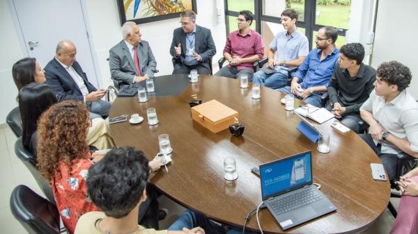 Estagiários do TCE-MS desenvolvem aplicativo que moderniza acesso às informações institucionais