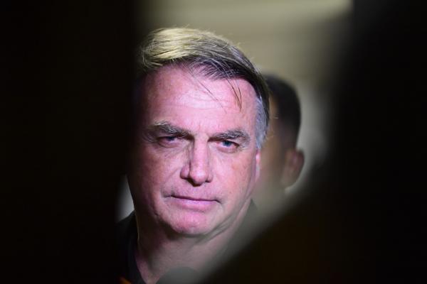 Bolsonaro passa por cirurgia extensa em Brasília