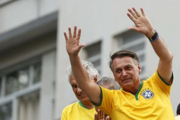 Após 11 horas, termina, com sucesso, cirurgia de Bolsonaro