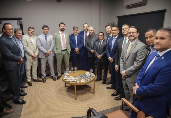 Papy atrai lideranças e faz da Câmara o centro do debate político municipal