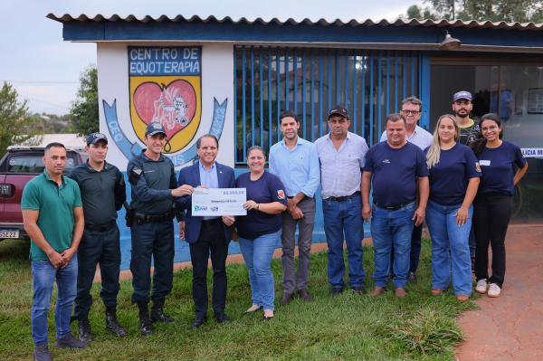 Coronel David entrega recurso para equoterapia de Nova Andradina