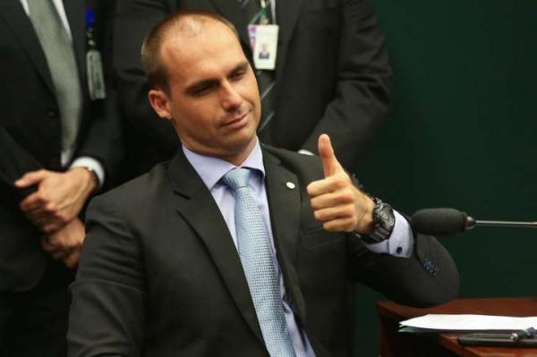 Deputado Eduardo Bolsonaro propõe lei que criminaliza o comunismo