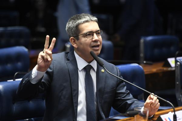 Bolsonaro lembra de Randolfe pedindo impeachment de Moraes
