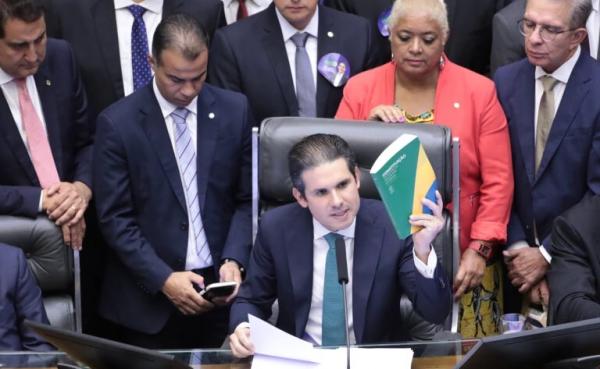 Perda de mandato de Zambelli será decidida em plenário, diz Motta
