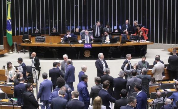 IOF: Partidos com ministérios deram 225 votos contra o governo