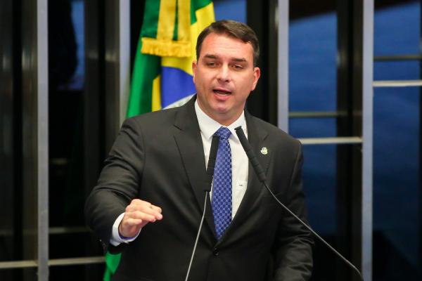 Flávio Bolsonaro rebate Rui Costa e diz que ministro age com ‘amadorismo’