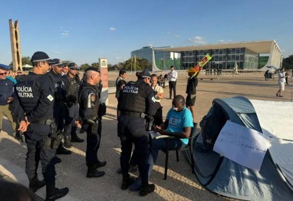 Moraes ordena retirada de parlamentares acampados na frente do Supremo