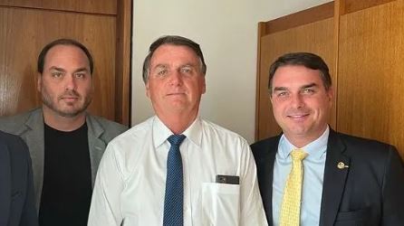 Filhos terão de pedir autorização a Moraes para visitar Bolsonaro