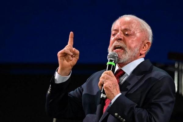 Lula reclama de foto do governo com “um cara sem dente e ainda negro”