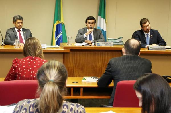 Deputados da CCJR levantam sessão e ressaltam feitos de Pedrossian