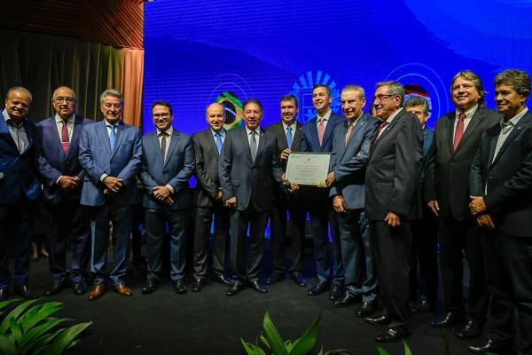 Gerson entrega Título de Cidadão Sul-Mato-Grossense ao presidente do Paraguai