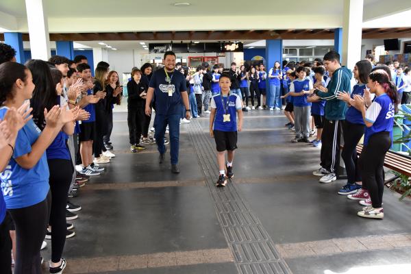 Escola Sesi faz recepção especial a aluno campeão de jiu-jítsu no mundial do RJ