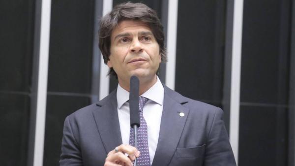 Reforma administrativa afeta Estados e Municípios e preserva governo federal gastador