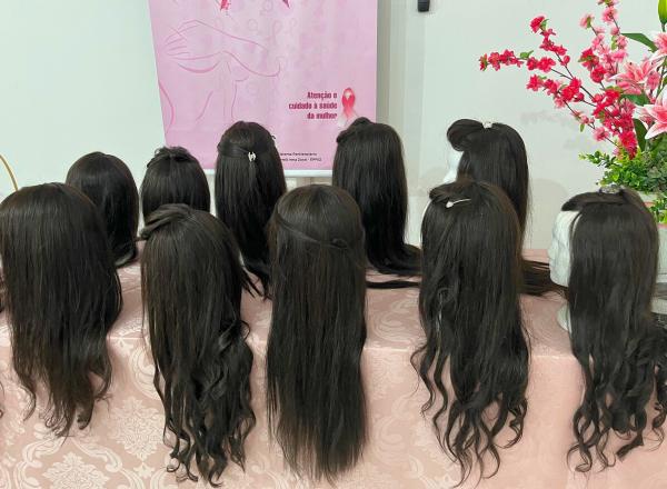 Perucas confeccionadas por reeducandas são entregues à Rede Feminina de Combate ao Câncer