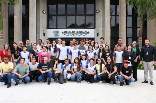 Estudantes de Ribeirão dos Índios (SP) visitam ALEMS em atividade interdisciplinar