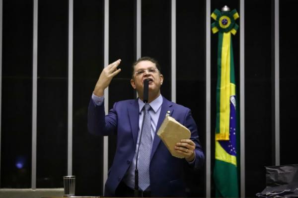 Sóstenes ironiza especialista e leva pedra ao plenário 