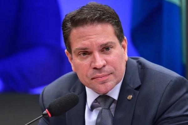 “É lógico que eu não ia ficar no Brasil”, diz Ramagem após fugir do STF