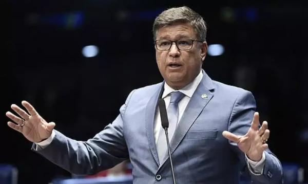 Projeto que pode livrar Bolsonaro avança no Senado