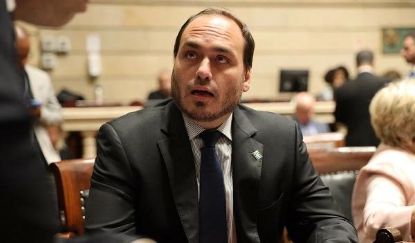 Carlos Bolsonaro renuncia ao cargo de vereador no Rio de Janeiro