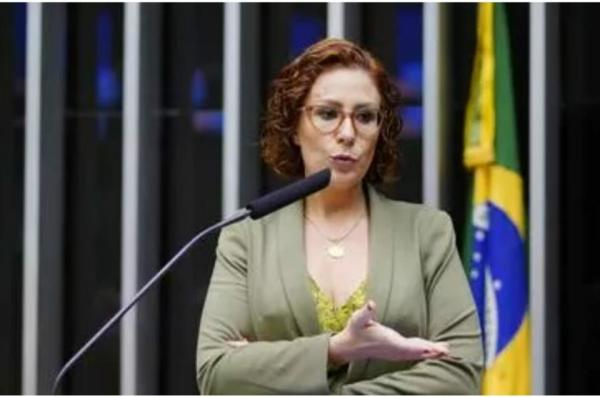 Zambelli renuncia ao mandato de deputada federal
