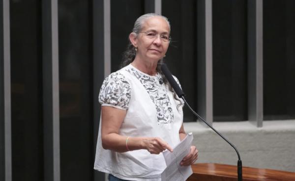 Heloísa Helena toma posse e critica governo