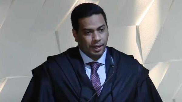 Ministro do TCU chama atenção com ataque ao BC