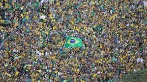 Mais brasileiros se identificam com direita que com esquerda