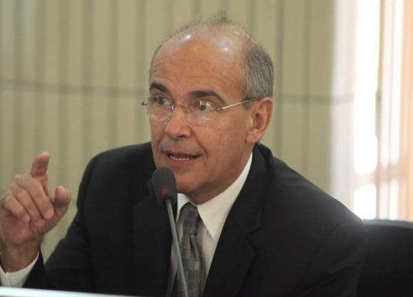 Moraes proíbe CFM de apurar omissão de socorro a Bolsonaro
