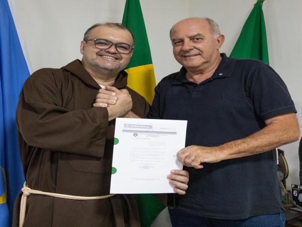 Prefeito Réus Fornari recebeu o frei Capuchinho Daniel Soares 