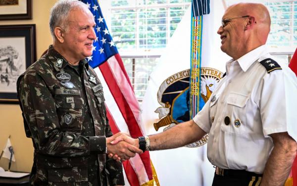 General de Exército brasileiro afirma que militares podem definir o futuro da nação