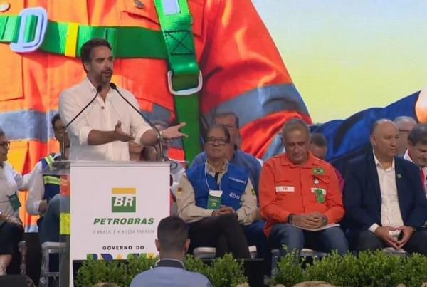 Eduardo Leite é vaiado em ato só de petistas e Lula no RS