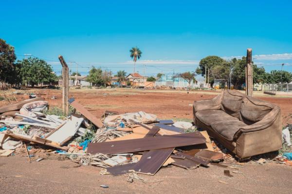 Da calçada ao bueiro, entenda como descarte irregular impacta na cidade