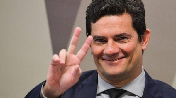 Sergio Moro com a ‘mão na taça’ no Paraná