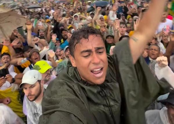 Nikolas lidera ato público ao final de caminhada histórica