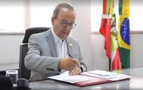 SC sanciona lei que proíbe banheiros neutros em escolas