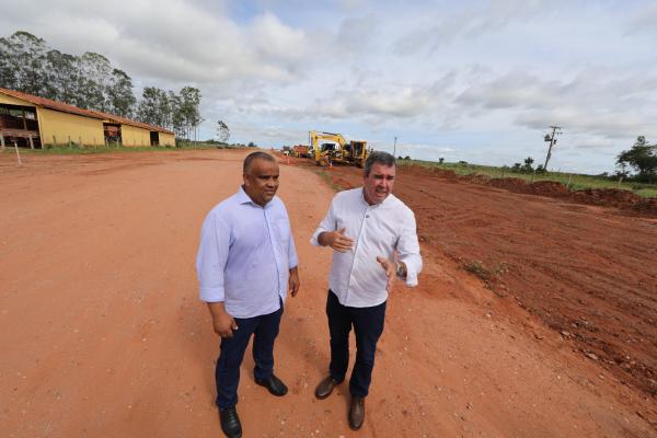 Governo entrega pavimentação em bairros e inicia obra na MS-244